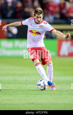 Atlanta, USA. 5. März 2017. NY Red Bulls Mittelfeldspieler Alex Muyl (19) während der MLS Fußball-Spiel zwischen den New York Red Bulls und Atlanta United im Bobby Dodd Stadium auf Sonntag, 5. März 2017 in Atlanta, GA. Credit: Cal Sport Media/Alamy Live News Stockfoto