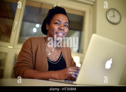 Berlin, Deutschland. 21. Februar 2017. Nakeem Stefflbauer, CEO von FrauenLoop, arbeitet an ihrem Laptop in Berlin, Deutschland, 21. Februar 2017. -Editoren Achtung: Nur zur redaktionellen Nutzung - Foto: Britta Pedersen/Dpa-Zentralbild/Dpa/Alamy Live News Stockfoto