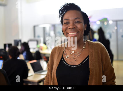 Berlin, Deutschland. 21. Februar 2017. Nakeem Stefflbauer, CEO von FrauenLoop, arbeitet an ihrem Laptop in Berlin, Deutschland, 21. Februar 2017. -Editoren Achtung: Nur zur redaktionellen Nutzung - Foto: Britta Pedersen/Dpa-Zentralbild/Dpa/Alamy Live News Stockfoto