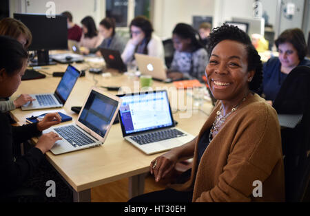 Berlin, Deutschland. 21. Februar 2017. Nakeem Stefflbauer, CEO von FrauenLoop, arbeitet an ihrem Laptop in Berlin, Deutschland, 21. Februar 2017. -Editoren Achtung: Nur zur redaktionellen Nutzung - Foto: Britta Pedersen/Dpa-Zentralbild/Dpa/Alamy Live News Stockfoto