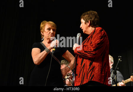 Margo O'Donnell, Schwester von Daniel O'Donnell führt live auf der Bühne während eines Abends mit legendären Country Music Stars im Konzert in Erinnerung an Irish Country Sänger Gene Stuart im County Tyrone Credit Live: Mark Winter/Alamy Live News Stockfoto