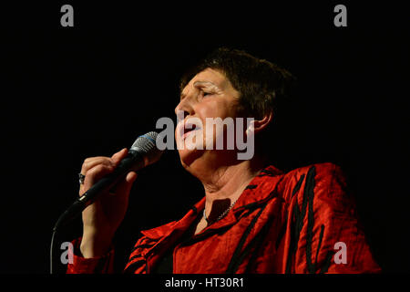 Margo O'Donnell, Schwester von Daniel O'Donnell führt live auf der Bühne während eines Abends mit legendären Country Music Stars im Konzert in Erinnerung an Irish Country Sänger Gene Stuart im County Tyrone Credit Live: Mark Winter/Alamy Live News Stockfoto