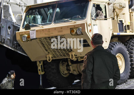 Seoul, Südkorea. 6. März 2017. Foto aufgenommen am 6. März 2017 zeigt einen Teil der Ausrüstungen für Terminal hohe Höhe Area Defense (THAAD) Ankunft in Osan Air Base, etwa 70 km südlich der Hauptstadt Seoul, Südkorea. Das Foto wurde durch die US Forces Korea (USFK) zur Verfügung gestellt. Bildnachweis: USFK/Xinhua/Alamy Live-Nachrichten Stockfoto