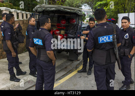 Kuala Lumpur, MALAYSIA. 6. März 2017. Malaysische Polizei stehen außerhalb Nordkoreas Botschaft in Kuala Lumpur, Malaysia am 6. März 2017. Bildnachweis: Chris Jung/ZUMA Draht/Alamy Live-Nachrichten Stockfoto