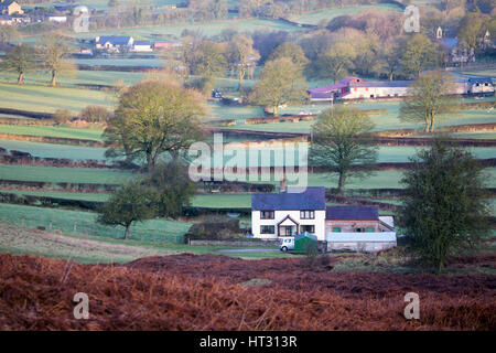 North Wales, UK ein Bauernhaus umgeben von leicht bereift Felder in Flintshire Dorf von Rhesus-y-Cae in Wales Stockfoto