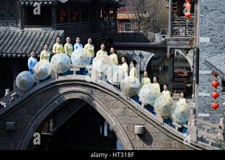 Zaozhuang, China Shandong Provinz. 7. März 2017. Service-Mitarbeiter präsentieren ihre Arbeitskleidung bei einer Modenschau in der landschaftlich reizvollen Gegend der antiken Stadt Tai'erzhuang, Zaozhuang City, Ost-China Shandong Provinz, 7. März 2017. Bildnachweis: Gao Qimin/Xinhua/Alamy Live-Nachrichten Stockfoto