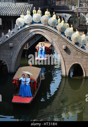 Zaozhuang, China Shandong Provinz. 7. März 2017. Service-Mitarbeiter präsentieren ihre Arbeitskleidung bei einer Modenschau in der landschaftlich reizvollen Gegend der antiken Stadt Tai'erzhuang, Zaozhuang City, Ost-China Shandong Provinz, 7. März 2017. Bildnachweis: Gao Qimin/Xinhua/Alamy Live-Nachrichten Stockfoto