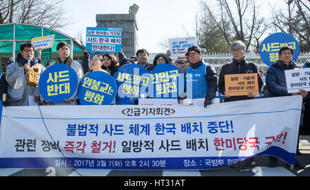 Seoul, Südkorea. 7. März 2017. Koreanische Demonstranten rufen Parolen während einer Kundgebung gegen den Plan Terminal hohe Höhe Area Defense (THAAD) vor dem Verteidigungsministerium in Seoul, Südkorea, 7. März 2017 bereitstellen. Bildnachweis: Lee Sang-ho/Xinhua/Alamy Live-Nachrichten Stockfoto