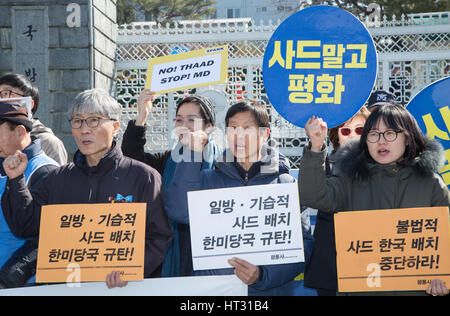 Seoul, Südkorea. 7. März 2017. Koreanische Demonstranten rufen Parolen während einer Kundgebung gegen den Plan Terminal hohe Höhe Area Defense (THAAD) vor dem Verteidigungsministerium in Seoul, Südkorea, 7. März 2017 bereitstellen. Bildnachweis: Lee Sang-ho/Xinhua/Alamy Live-Nachrichten Stockfoto