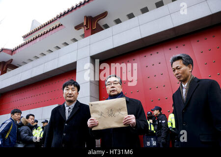 Seoul, Südkorea. 7. März 2017. Demonstranten posieren vor der chinesischen Botschaft in Seoul mit Protestbrief. Bildnachweis: Min Won-Ki/ZUMA Draht/Alamy Live-Nachrichten Stockfoto