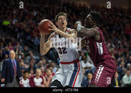 Las Vegas, NV, USA. 6. März 2017. A. Gonzaga Bulldogs forward Zach Collins (32) 9 Punkte und 2 blockieren Schüsse Schlacht in der Farbe während der NCAA West Coast Conference Männer Basketball Turnier Halbfinale Spiel zwischen Gonzaga Bulldogs und Santa Clara Broncos 77-68-Sieg in der Orleans Arena Las Vegas, NV. Thurman James/CSM/Alamy Live-Nachrichten Stockfoto