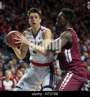 Las Vegas, NV, USA. 6. März 2017. A. Gonzaga Bulldogs forward Zach Collins (32) 9 Punkte und 2 blockieren Schüsse Schlacht in der Farbe während der NCAA West Coast Conference Männer Basketball Turnier Halbfinale Spiel zwischen Gonzaga Bulldogs und Santa Clara Broncos 77-68-Sieg in der Orleans Arena Las Vegas, NV. Thurman James/CSM/Alamy Live-Nachrichten Stockfoto