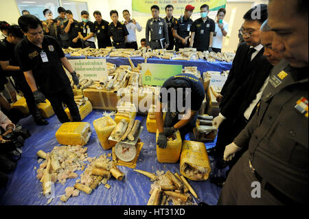 Bangkok, Thailand. 7. März 2017. Zollbeamten zeigen afrikanische Elefanten-Stoßzähne aus Schmugglern auf die Customs Department of Suvarnabhumi International Airport in Bangkok, Thailand, 7. März 2017 beschlagnahmt. Behörden in Thailand am Montag beschlagnahmt 422 Stücke von geschmuggelten Elfenbein mit einem Gewicht von etwa 330 Kilogramm, die in Ladungen aus Malawi verborgen sind. Bildnachweis: Rachen Sageamsak/Xinhua/Alamy Live-Nachrichten Stockfoto