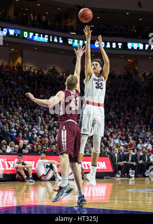 Las Vegas, NV, USA. 6. März 2017. A. Gonzaga Bulldogs nach vorn Zach Collins (32) 9 Punkte und 2 Block Schüsse trifft eine Sprungwurf während der NCAA West Coast Conference Männer Basketball Turnier Halbfinale Spiel zwischen Gonzaga Bulldogs und Santa Clara Broncos 77-68 in der Orleans Arena Las Vegas, NV zu gewinnen. Thurman James/CSM/Alamy Live-Nachrichten Stockfoto