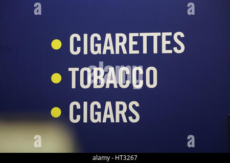 London, UK. 7. März 2017. Heute wird die Abteilung von Statistiken ein Regierungsbericht zu Erwachsenen veröffentlichen. Die Feststellung wird einen Tag vor No Smoking Day und Frühjahr Haushalt verfügbar sein. Die Kanzlerin Phillip Hammond wird voraussichtlich die Kosten für Zigaretten, Zigarren und Tabak Kredit erhöhen: Dinendra Haria/Alamy Live News Stockfoto