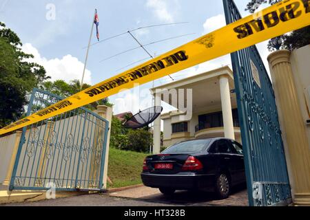 Kuala Lumpur, Malaysia. 7. März 2017. Ein Auto kommt die Botschaft der Demokratischen Volksrepublik Korea (DVRK) in Kuala Lumpur, Malaysia, 7. März 2017. Malaysische Premierminister Najib Razak sagte am Dienstag, dass er, die Polizei angewiesen hatte, alle Bürgerinnen und Bürger von Demokratische Volksrepublik Korea (DVRK) das Land zu verlassen, nach Pyongyang ein ähnliches Verbot angekündigt zu verbieten. Bildnachweis: Chong Voon Chung/Xinhua/Alamy Live-Nachrichten Stockfoto