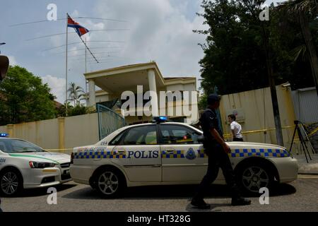 Kuala Lumpur, Malaysia. 7. März 2017. Malaysische Polizei Wache vor der Botschaft der Demokratischen Volksrepublik Korea (DVRK) in Kuala Lumpur, Malaysia, 7. März 2017. Malaysische Premierminister Najib Razak sagte am Dienstag, dass er, die Polizei angewiesen hatte, alle Bürgerinnen und Bürger von Demokratische Volksrepublik Korea (DVRK) das Land zu verlassen, nach Pyongyang ein ähnliches Verbot angekündigt zu verbieten. Bildnachweis: Chong Voon Chung/Xinhua/Alamy Live-Nachrichten Stockfoto