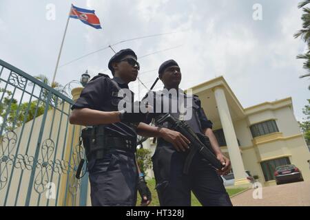 Kuala Lumpur, Malaysia. 7. März 2017. Malaysische Polizei Wache vor der Botschaft der Demokratischen Volksrepublik Korea (DVRK) in Kuala Lumpur, Malaysia, 7. März 2017. Malaysische Premierminister Najib Razak sagte am Dienstag, dass er, die Polizei angewiesen hatte, alle Bürgerinnen und Bürger von Demokratische Volksrepublik Korea (DVRK) das Land zu verlassen, nach Pyongyang ein ähnliches Verbot angekündigt zu verbieten. Bildnachweis: Chong Voon Chung/Xinhua/Alamy Live-Nachrichten Stockfoto