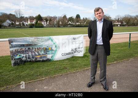 Maidenhead, UK. 7. März 2017. Cllr Simon Dudley, Führer des RBWM Rates, steht außerhalb der Regierung öffentliche Konsultation Veranstaltung am Flughafen Heathrow mit einem dritten runway.ether mit Greenpeace, Erweiterung in Maidenhead suchte eine gerichtliche Überprüfung der Entscheidung der Regierung, Heathrow Expansion zu unterstützen. Bildnachweis: Mark Kerrison/Alamy Live-Nachrichten Stockfoto