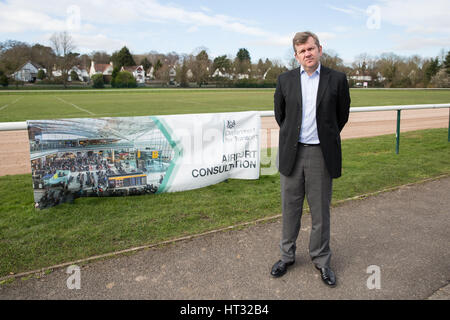 Maidenhead, UK. 7. März 2017. Cllr Simon Dudley, Führer des RBWM Rates, steht außerhalb der Regierung öffentliche Konsultation Veranstaltung am Flughafen Heathrow mit einem dritten runway.ether mit Greenpeace, Erweiterung in Maidenhead suchte eine gerichtliche Überprüfung der Entscheidung der Regierung, Heathrow Expansion zu unterstützen. Bildnachweis: Mark Kerrison/Alamy Live-Nachrichten Stockfoto