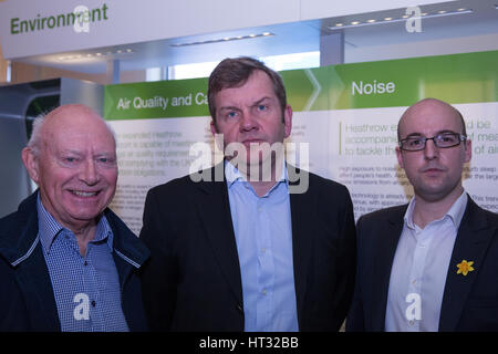 Maidenhead, UK. 7. März 2017. Cllr Richard Kellaway (l), Cllr Simon Dudley (c), Führer des RBWM Rates und Chris Nash (r) Veranstaltung der Regierung öffentliche Konsultation in Maidenhead auf Pläne zur Erweiterung der Heathrow Flughafen mit einem dritten runway.ether mit Greenpeace, suchte eine gerichtliche Überprüfung der Entscheidung der Regierung, Heathrow Expansion zu unterstützen. Bildnachweis: Mark Kerrison/Alamy Live-Nachrichten Stockfoto