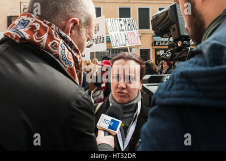 Venedig, Italien. 7. März 2017. Ein Vertreter der autorisierten Führer von Venedig spricht zu den Medien während des Protestes gegen kostenlose Führungen und illegale Führungen in Venedig, Italien. Offizielle venezianischen Führern leiden wegen illegalen Reiseleiter und kostenlose Führungen nicht autorisiert. Bildnachweis: Simone Padovani/Erwachen/Alamy Live-Nachrichten Stockfoto