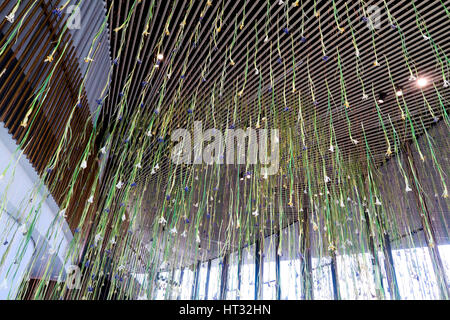 Installation von Rebecca Louise Law bestehend aus 10.000 Iris an der Decke bei North Greenwich Stockfoto