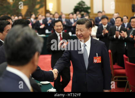 Peking, China. 7. März 2017. Chinesischen Staatspräsidenten Xi Jinping schließt sich eine Podiumsdiskussion mit Abgeordneten, 12. nationalen Volksarmee Kongress (NPC) aus der Provinz Liaoning auf der jährlichen Tagung der NPC in Peking, Hauptstadt von China, 7. März 2017. Bildnachweis: Ding Lin/Xinhua/Alamy Live-Nachrichten Stockfoto