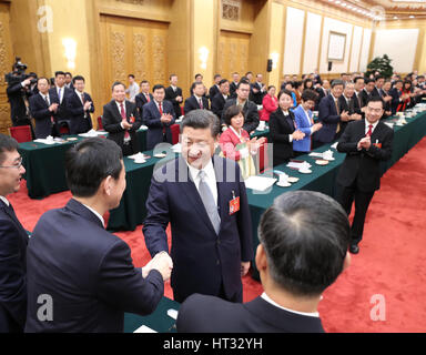 Peking, China. 7. März 2017. Chinesischen Staatspräsidenten Xi Jinping schließt sich eine Podiumsdiskussion mit Abgeordneten, 12. nationalen Volksarmee Kongress (NPC) aus der Provinz Liaoning auf der jährlichen Tagung der NPC in Peking, Hauptstadt von China, 7. März 2017. Bildnachweis: Xie Huanchi/Xinhua/Alamy Live-Nachrichten Stockfoto