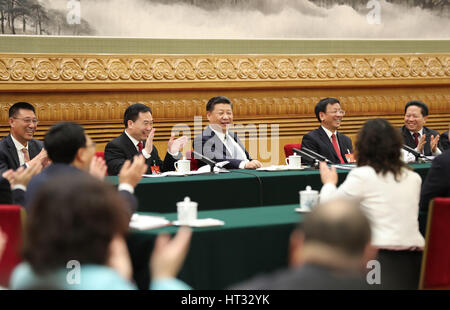 Peking, China. 7. März 2017. Chinesischen Staatspräsidenten Xi Jinping schließt sich eine Podiumsdiskussion mit Abgeordneten, 12. nationalen Volksarmee Kongress (NPC) aus der Provinz Liaoning auf der jährlichen Tagung der NPC in Peking, Hauptstadt von China, 7. März 2017. Bildnachweis: Ding Lin/Xinhua/Alamy Live-Nachrichten Stockfoto