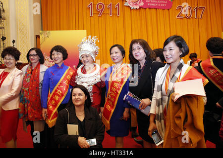 Peking, China. 7. März 2017. Gäste posieren für Fotos während einer Versammlung von chinesischen Frauen aus verschiedenen Kreisen und ausländische Diplomaten vor internationalen Frauentag in Peking, Hauptstadt von China, 7. März 2017 besucht. Bildnachweis: Zhang Yuwei/Xinhua/Alamy Live-Nachrichten Stockfoto