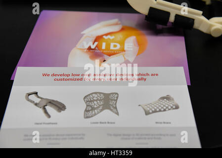 London, UK. 7. März 2017. Produkte von weiten am Wearable Technology Show nehmen Platz im Excel Centre. Die zweitägige Messe widmet sich verbundene Technologie mit über 100 Ausstellern, 40 Produkteinführungen und beinhaltet innovative Start-ups aus der ganzen Welt. Bildnachweis: Stephen Chung/Alamy Live-Nachrichten Stockfoto
