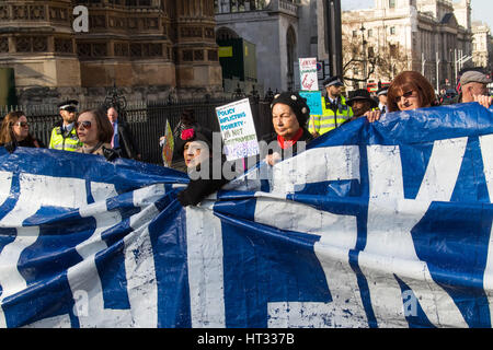 London, UK. 7. März 2017. Behinderte Demonstranten blockieren den Verkehr in Parliament Square, wie sie gegen demonstrieren "die neuesten hinterhältig schneidet, persönliche Unabhängigkeit Zahlungsbestimmungen von Penny Mordaunt, den Minister der Menschen mit Behinderungen, Arbeit und Gesundheit führt zur Sperre eines weiteren angekündigten 160.000 behinderte Kläger, vor allem mit psychischen Störungen. Bildnachweis: Paul Davey/Alamy Live-Nachrichten Stockfoto