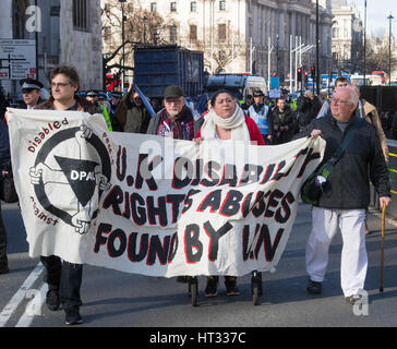 London, UK. 7. März 2017. Behinderte Demonstranten blockieren den Verkehr in Parliament Square, wie sie gegen demonstrieren "die neuesten hinterhältig schneidet, persönliche Unabhängigkeit Zahlungsbestimmungen von Penny Mordaunt, den Minister der Menschen mit Behinderungen, Arbeit und Gesundheit führt zur Sperre eines weiteren angekündigten 160.000 behinderte Kläger, vor allem mit psychischen Störungen. Bildnachweis: Paul Davey/Alamy Live-Nachrichten Stockfoto