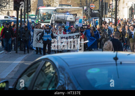 London, UK. 7. März 2017. Behinderte Demonstranten blockieren den Verkehr in Parliament Square, wie sie gegen demonstrieren "die neuesten hinterhältig schneidet, persönliche Unabhängigkeit Zahlungsbestimmungen von Penny Mordaunt, den Minister der Menschen mit Behinderungen, Arbeit und Gesundheit führt zur Sperre eines weiteren angekündigten 160.000 behinderte Kläger, vor allem mit psychischen Störungen. Bildnachweis: Paul Davey/Alamy Live-Nachrichten Stockfoto