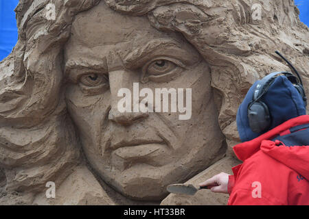 Binz, Deutschland. 6. März 2017. Ein Bildhauer arbeitet auf ein Porträt des Komponisten Ludwig van Beethoven auf dem Gelände das Sandskulpturenfestival in Binz auf Rügen Insel, Deutschland, 6. März 2017. Der Titel der Sandskulpturen-Show heißt "Liebe Zur Musik" (lit.) "Liebe zur Musik"). Bildnachweis: Dpa picture Alliance/Alamy Live News Stockfoto