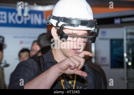 London, UK. 7. März 2017. Tragbarer Technologie zeigen, AR Kopfhörer Credit: Ian Davidson/Alamy Live News Stockfoto