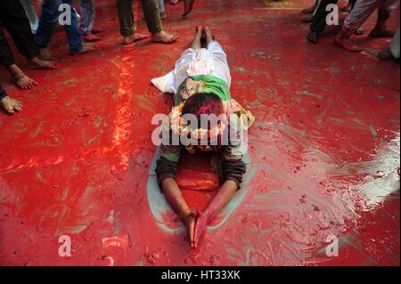 Mathura, Uttar Pradesh, Indien. 7. März 2017. Allahabad: Ein Anhänger auf schlammigen Boden als Teil des Gebets während Lathmar Holi järhigen in Nandgaon, Mathura auf 03.07.2017 liegen. Bildnachweis: ZUMA Press, Inc./Alamy Live-Nachrichten Stockfoto