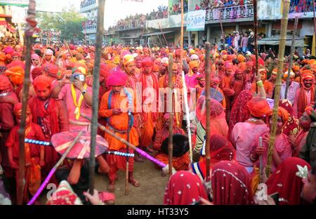 Mathura, Uttar Pradesh, Indien. 7. März 2017.  Indisch-hinduistischen Frauen Anhänger schlagen Nandgaon Dorf Männer mit Holzstab während der Teilnahme an der jährlichen Lathmar Holi-Fest in Nandgaon Dorf, Mathura, Indien, 7. März 2017. Holi ist das hinduistische Frühlingsfest der Farben. In Barsana feiern die Menschen eine Variation von Holi Holi 'Lathmar', was bedeutet "schlagen mit Stöcken" genannt. Bildnachweis: ZUMA Press, Inc./Alamy Live-Nachrichten Stockfoto