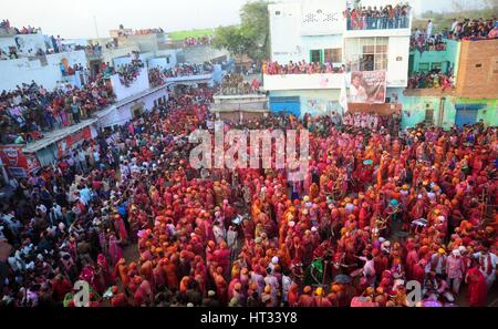 Mathura, Uttar Pradesh, Indien. 7. März 2017.  Leute zu beobachten als indische Hindu-Frauen Devotee aus Nandgaon Dorf schlagen Barsana Dorf Männer mit Holzstab während nehmen Teil an dem jährlichen Lathmar Holi-Festival in Nandgaon Dorf, Mathura, Indien, 7. März 2017. Holi ist das hinduistische Frühlingsfest der Farben. In Barsana feiern die Menschen eine Variation von Holi Holi 'Lathmar', was bedeutet "schlagen mit Stöcken" genannt. Bildnachweis: ZUMA Press, Inc./Alamy Live-Nachrichten Stockfoto