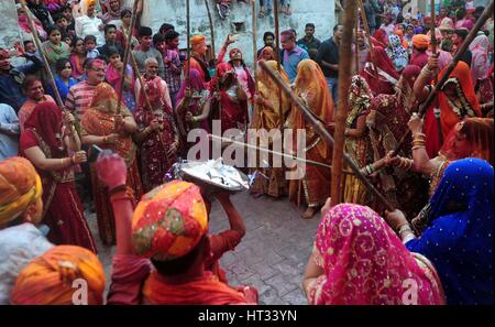Mathura, Uttar Pradesh, Indien. 7. März 2017.  Ein indisch-hinduistischen Frauen eifriger Anhänger von Nandgaon schlagen, Barsana Dorf Männer während nehmen Teil an dem jährlichen Lathmar Holi-Festival in Nandgaon Dorf, Mathura, Indien, 7. März 2017. Holi ist das hinduistische Frühlingsfest der Farben. In Barsana feiern die Menschen eine Variation von Holi Holi 'Lathmar', was bedeutet "schlagen mit Stöcken" genannt. Bildnachweis: ZUMA Press, Inc./Alamy Live-Nachrichten Stockfoto