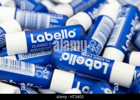 Hamburg, Deutschland. 3. März 2017. Labello Lippenpflegestift, fotografiert in der Produktionsfabrik der Beiersdorf AG in Hamburg, Deutschland, 3. März 2017. Foto: Christian Charisius/Dpa/Alamy Live News Stockfoto