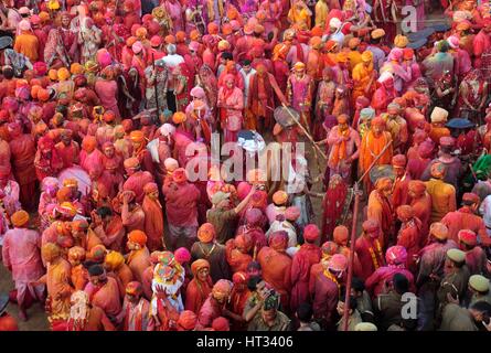 Mathura, Uttar Pradesh, Indien. 7. März 2017.  Leute zu beobachten als indische Hindu-Frauen Devotee aus Nandgaon Dorf schlagen Barsana Dorf Männer mit Holzstab während nehmen Teil an dem jährlichen Lathmar Holi-Festival in Nandgaon Dorf, Mathura, Indien, 7. März 2017. Holi ist das hinduistische Frühlingsfest der Farben. In Barsana feiern die Menschen eine Variation von Holi Holi 'Lathmar', was bedeutet "schlagen mit Stöcken" genannt. Bildnachweis: ZUMA Press, Inc./Alamy Live-Nachrichten Stockfoto