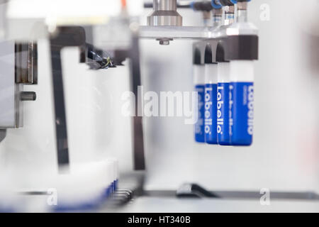 Hamburg, Deutschland. 3. März 2017. Labello Lippenpflegestift, fotografiert in der Produktionsfabrik der Beiersdorf AG in Hamburg, Deutschland, 3. März 2017. Foto: Christian Charisius/Dpa/Alamy Live News Stockfoto