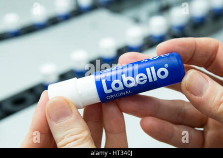 Hamburg, Deutschland. 3. März 2017. Labello Lippenpflegestift, fotografiert in der Produktionsfabrik der Beiersdorf AG in Hamburg, Deutschland, 3. März 2017. Foto: Christian Charisius/Dpa/Alamy Live News Stockfoto