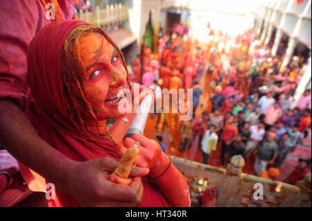 Mathura, Uttar Pradesh, Indien. 7. März 2017.  Das jährliche Lathmar Holi-Festival am Banke Bihari Tempel in Nandgaon Dorf, Mathura, Indien, 7. März 2017 ein Ausländer Anhänger Spritzwasser auf andere Anhänger während teilnehmen. Holi ist das hinduistische Frühlingsfest der Farben. In Barsana feiern die Menschen eine Variation von Holi Holi 'Lathmar', was bedeutet "schlagen mit Stöcken" genannt. Bildnachweis: ZUMA Press, Inc./Alamy Live-Nachrichten Stockfoto
