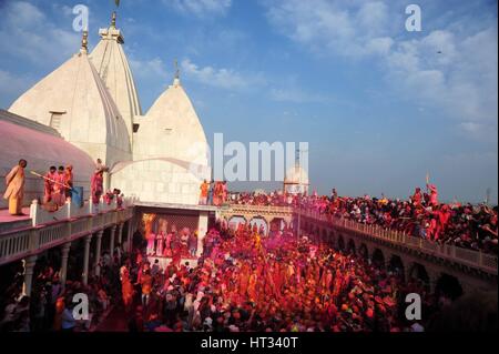 Mathura, Uttar Pradesh, Indien. 7. März 2017.  Indisch-hinduistischen Anhänger nehmen Teil an dem jährlichen Lathmar Holi-Festival in Nandgaon Dorf, Mathura, Indien, 7. März 2017. Holi ist das hinduistische Frühlingsfest der Farben. In Barsana feiern die Menschen eine Variation von Holi Holi 'Lathmar', was bedeutet "schlagen mit Stöcken" genannt. Während der Lathmar Holi Festival schlagen die Frauen der Nandgaon, der Heimatstadt des hinduistischen Gott Krishna, die Männer aus Barsana, dem Geburtsort von Radha, mit Holzstäbchen als Reaktion auf ihre Bemühungen, Farbe auf sie zu werfen. Bildnachweis: ZUMA Press, Inc./Alamy Live-Nachrichten Stockfoto