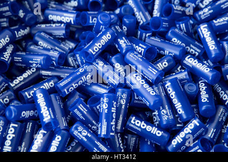 Hamburg, Deutschland. 3. März 2017. Labello Lippenpflegestift, fotografiert in der Produktionsfabrik der Beiersdorf AG in Hamburg, Deutschland, 3. März 2017. Foto: Christian Charisius/Dpa/Alamy Live News Stockfoto