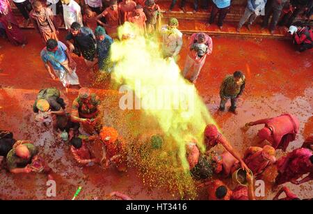 Mathura, Uttar Pradesh, Indien. 7. März 2017.  Indisch-hinduistischen Anhänger aus Nandgaon Dorf werfen Farbpulver auf Barsana Dorf Männer während der Teilnahme an der jährlichen Lathmar Holi-Fest in Nandgaon Dorf, Mathura, Indien, 7. März 2017. Holi ist das hinduistische Frühlingsfest der Farben. In Barsana feiern die Menschen eine Variation von Holi Holi 'Lathmar', was bedeutet "schlagen mit Stöcken" genannt. Bildnachweis: ZUMA Press, Inc./Alamy Live-Nachrichten Stockfoto