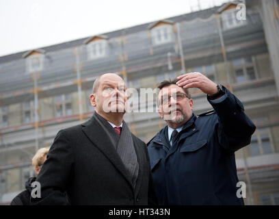 Hamburg, Deutschland. 7. März 2017. Hamburgs erster Bürgermeister Olaf Scholz (l, SPD) steht auf der Baustelle zusammen mit Abteilungsleiter, Generalarzt Joachim Hoitz (r), bei einem Besuch in das Lazarett der Bundeswehr in Hamburg, Deutschland, 7. März 2017. Scholz besucht das Krankenhaus um die Bau-Messungen des Bundeswehr-Krankenhauses zu lernen. Foto: Daniel Reinhardt/Dpa/Alamy Live News Stockfoto